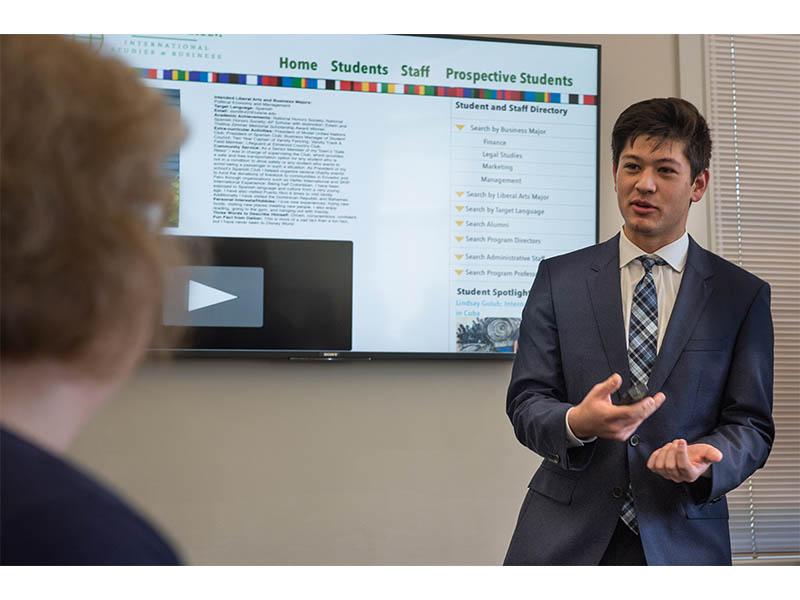 Adam Tsung presents in Management Communications class